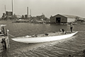 8 mR Naja korjausten jälkeen vesillä. Taustalla näkyy alkuperäinen telakkahalli Örnholmens grundetilla. Foto: JR