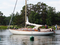 Catharina II,  FIN 105 - ensimmäinen Swan ja ainoa puusta valmistettu. Nautor Oy valmisti veneen 1966.
Catharina II - the first Swan-boat and the only wooden Swan. Built by Nautor Oy in 1966.
