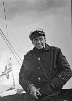 The well known A-boat sailor Sven Peacock steering his yacht Filou. The picture belongs to the Lindgren-family, owner of the boatyard on Ourit-islands (Örnholmarna) in Helsinki. 