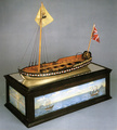 Ensimmäisen veneen malli Pietarin laivastomuseossa.
