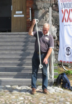 ..ja siinä on solmu !
... and here you have  the knot ! Simple