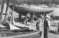 Siduri-veneen vesillelasku Stora Bässen-saarella 1947. Kuva: Bergman kokoelma.
Launching Siduri-boat at the Stora Bässen in 1947. Foto: Bergman-collection.