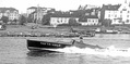 Ernst Pohjanpalon suunnittelema nafta-moottori tyypillisessä pikamoottoriveneessä 1938. Ajajana Pohjanpalo. Foto: SMK:n kokoelmat, kuvaaja tuntematon