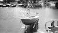 5.5 m Ca-Ro IV (FIN-19) vesillelasku 1957 Salmisaaren veistämöllä Isolla Pässillä. Kuva: Pirkka Leinon kokoelmat.
Launching the 5.5 m Ca-Ro IV (FIN-19) at the Salmisaari boatyard in 1957. Foto: Pirkka Leino collection. 