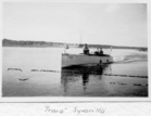 Moottorivene Irma Syvärillä Pidman kylän rannassa. Kuva: Olavi Hämäläinen ehkä 1942 (ei varma) 