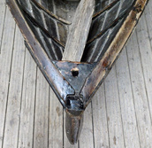 Villa Elfvikin venevajassa Helsingin Laajalahdella on espoolainen vanha kalastusvene, tuoksuu tervalle. Veistäjää ei tiedetä.