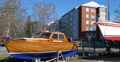 Simppu odottaa vesillelaskua Pajalahdessa, Lauttasaaressa. Simppu on Liljebergien veistämä Pellingissä 1960-luvulla.