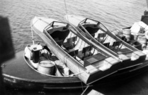 Jonassonin Bodö Varv'in sarjatuotantoveneitä lähdössä Helsinkiin tilaajalle, joka luultavasti oli Maritim Oy. Veneet on sidottu poikittain Shell III nimisen moottorialuksen avotilaan. Shell-alukset kuljettivat polttoainetta saaristossa.Jonassonin perhealbumi.