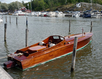 Pikamoottorivene Lintu Uudenkaupungin satamassa kesällä 2020