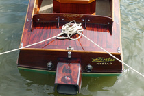 Lintu - ei korkokengillä lakatulle mahonkikannelle.