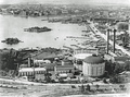 Kuva Suvilahden voimalan yli kohti Kruununhakaa. Katu kuvan oikeassa laidassa on Sörnäisten rantatie. Hanasaari keskellä kuvaa ja Sörnäisten rantaa noin 1936-1938. Pelanderin tehtaan pitkä rakennus näkyy hyvin saaren pohjoisrannalla. Pieni saari, jolla on taloja, on Kana, Hönan. 
Työväen arkisto TA33314, ilmakuva. Kuvaa on rajattu.