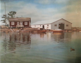 Kotkasaari, O.E. Lindgrenin talo, joka siirrettiin Skällarnilta tänne. Halli on telakointivaja, joka vaurioitui talvella 2012 ja purettiin. Kuva vuodelta 1970, Lindgren-arkisto, kuvaaja tuntematon.