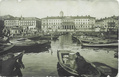 Helsingin kauppatorin kalastajaveneitä. Taustalla keskellä on Kaupungintalo ja oikealla Kleinehin hotelli. Parissa veneessä on Suomen lippu. Kortti on leimattu 27.6.1920.
The boats are selling fish at Helsinki market place. The postcard is stamped on 27th June 1920.
