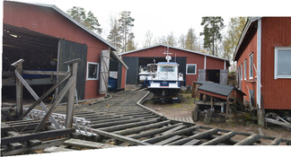 Vasemmalla isompi venehalli, keskellä toinen halli ja mastojen säilytys ja oikealla veistämö