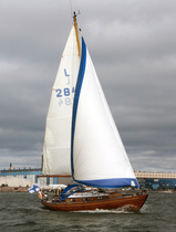 Henry Orrmanin veistämä Nilla II Helsingin edustalla matkalla Emsalön telakalle