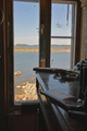Näkymä toimiston työpöydän ääreltä merelle  -  View through the office window