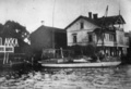 Björn Janzonin vene, todennäköisesti Lilly, jonka Uudenkaupungin veneveistämö rakensi 1911. Rakennus valkoisen huvilan takana on veistämö.Kuva: Kaj Janzon
