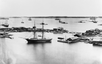 Klippan valokuvan oikeassa laidassa ja Blekholm 1870-luvulla. Saarilla on monenlaisia rakennuksia,  Klippanin rannalla venehalleja. Rannalla on puusta rakennettuja veneiden nosto- ja laskuluiskia.  Kuva:Helsingin kaupunginmuseo, FINNA,  Hoffers 1870 luku, 