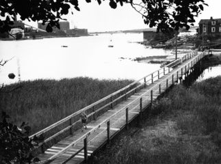 Kotkasaarille (Ourit) johtava silta. Foto: tuntematon 1956, Helsingin Kaupunginmuseo.