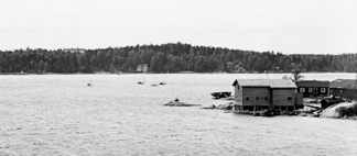 Kotkasaaret Melaveikot, Lindgrenin talo ja veistämö. Kuva: Helsingin kaupunginmuseo, Väinö Kannisto 1945.