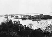 Södra Blekholmen eli Klippan. Rannalla erotettavissa kaksi suurta veneveistämön hallia. Helsingin kaupunginmuseo originaali, Karl Mitterhusen 1890-luku