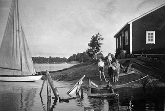 Kuva Ourit-saarten karilta. Rakennus on O.E. Lindgrenin rakentama talo, joka näkyy mm saarelta maalatussa taulussa. Lindgren-suvun arkisto, kuvaaja tuntematon.