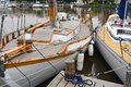 Porvoon meripartiolaisille (Porvoon Pooki) lahjoitettu alus vasemmalla. Vene on rakennettu Norjassa 1981 Colin Archerin mukaiseksi. Oikealla Tarantella II, Swan 37, 1970.