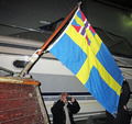 Veneessä oli vanha Ruotsin ja Norjan personaaliunionin lippu. Norja itsenäistyi jo 1905, joten Oden ei ole ollut unionin aikana Ruotsissa. An old flag, reminding of the union between Sweden and Norway was with in the boat. The union ceased in 1905, so Oden had nothing to do with the union.