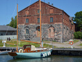 S & S jooli Ilderim Suomenlinnassa. Ilderim on yksi kolmesta samanlaisesta veneestä, jotka Gustaf Plymín Neglingevarvet rakensi 1960-1961.
Ilderim was built by Gustaf Plym´s Neglingevarf in the years 1960-1961. Designed by S & S, three boats were built on base of the very same plans.