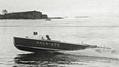 Ares-tehtaan pikavene 1936. Keulassa rainetangossa Suomen Moottoriveneklubin viiri. Kuva: SMK arkisto, kuvaaja tuntematon