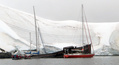 Enterprise saari, Foyan satamalahti. Hylky on norjalainen valastehdas Guvernören, joka paloi 1915 ja on ollut lahdessa 100 vuotta
Harbour at Foyan, Enterprise Island. The shipwreck is former Norwegian whalefactory Guvernören. She was destroyed by fire in 1915, and has layed in bay 100 years