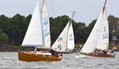 Vasemmalla kosteri Spilcum II, keskellä Honey FIN-2453 (S&S vene, Svinevikens Båtvarv 1965) ja Weekend Wiri L-8.  