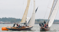 Kuvassa Sphinx vasemmalla, Vågspel oikealla. Sphinx kiertää poijun uudeelleen.