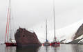 Kolme purjevenettä kiinnitettynä valastehdas Guvernöreniin
Three sailboats moored at whalefactory Guvernören
