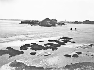 Skällarn - Kellosaari 1912. Kuvassa näkyy HASK:n klubitalo ja etualalla veneveistämö, jonka oviaukossa on yksi vene.  Foto: Signe Brander 1912, Helsingin Kaupunginmuseo