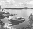 Tämä matkavene rakennettiin johtaja Nyblinille Grundetilla 1953. Sama kuva on värillisenä Wallin Moottorivenekirjan kannessa. Mustavalkoinen kuva on SMK:n arkistossa. Kuvaaja tuntematon